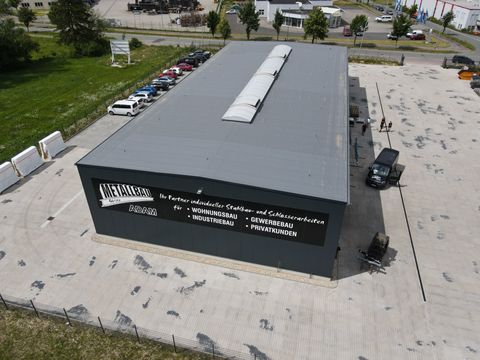 Luftbild der Werkhalle von Metallbau Adam am Hoterberg